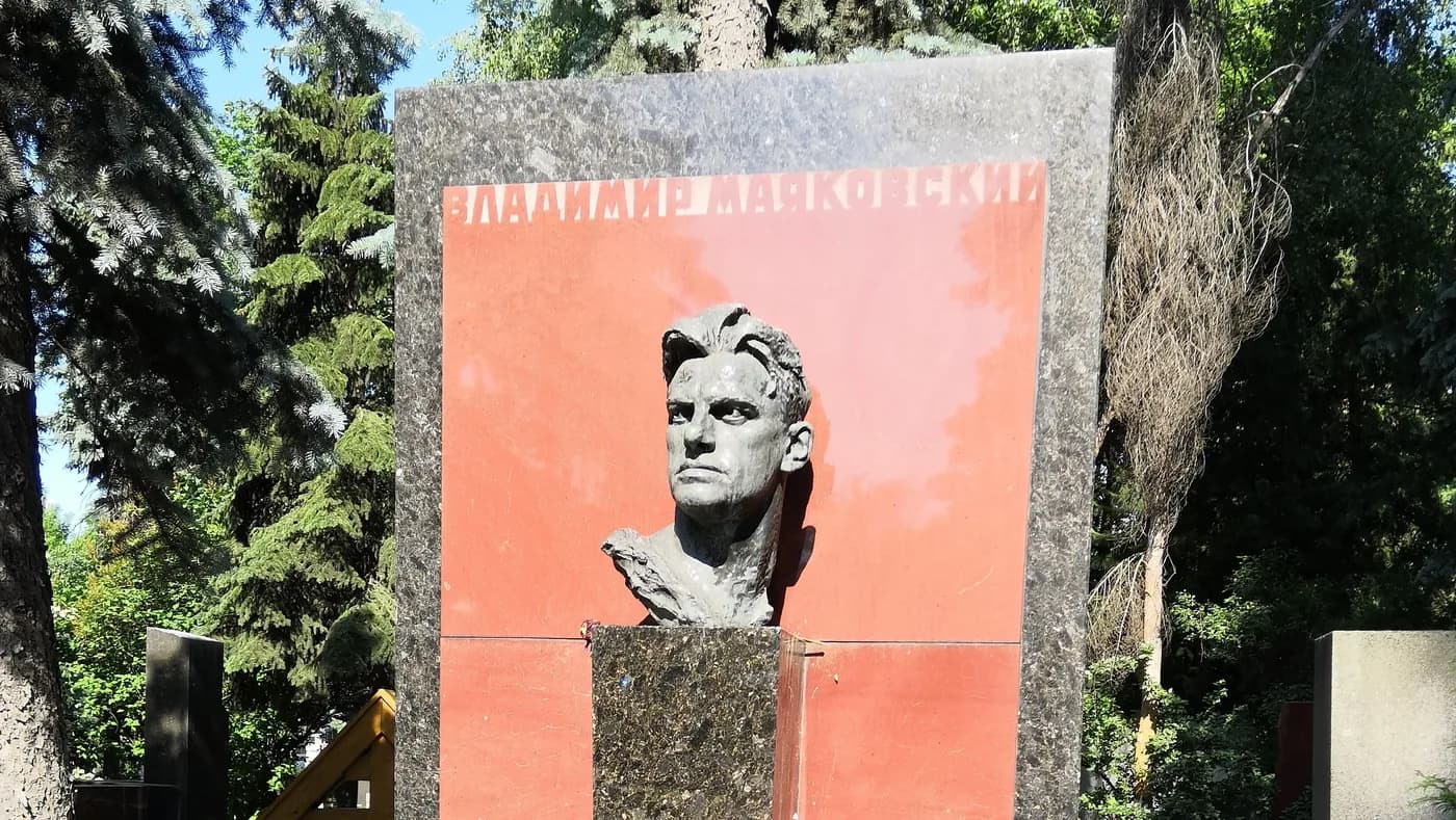 Новодевичье кладбище: прогулка по советским памятникам