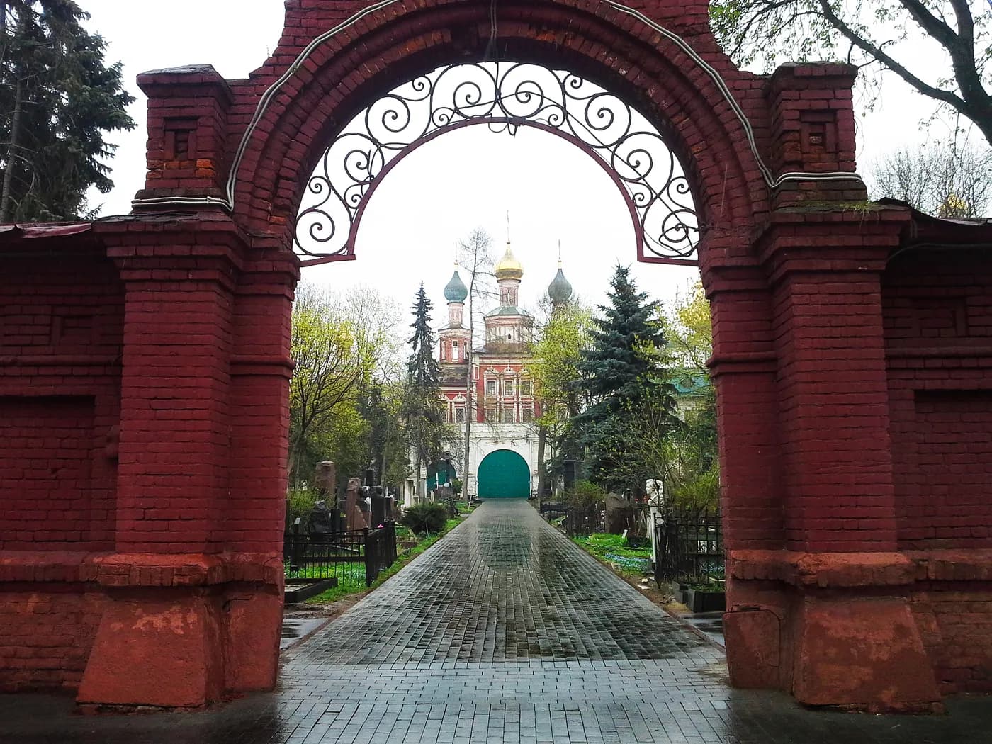 Новодевичье кладбище: истории и имена на главном некрополе страны