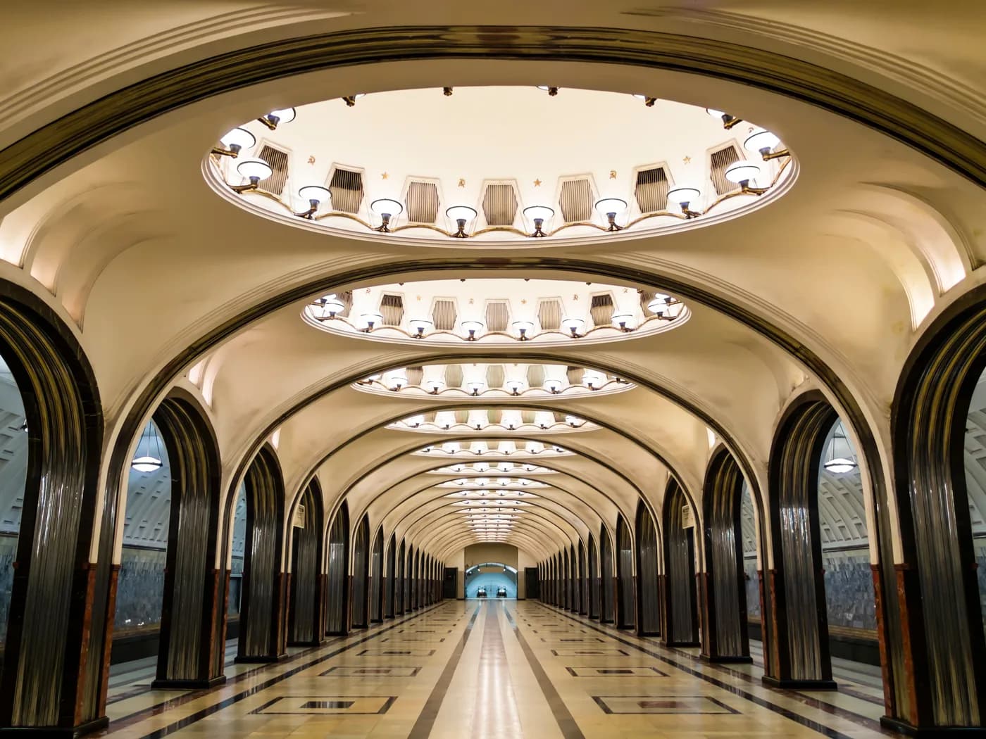 Московское метро: от «Наш паровоз вперёд летит» до коммунистических станций