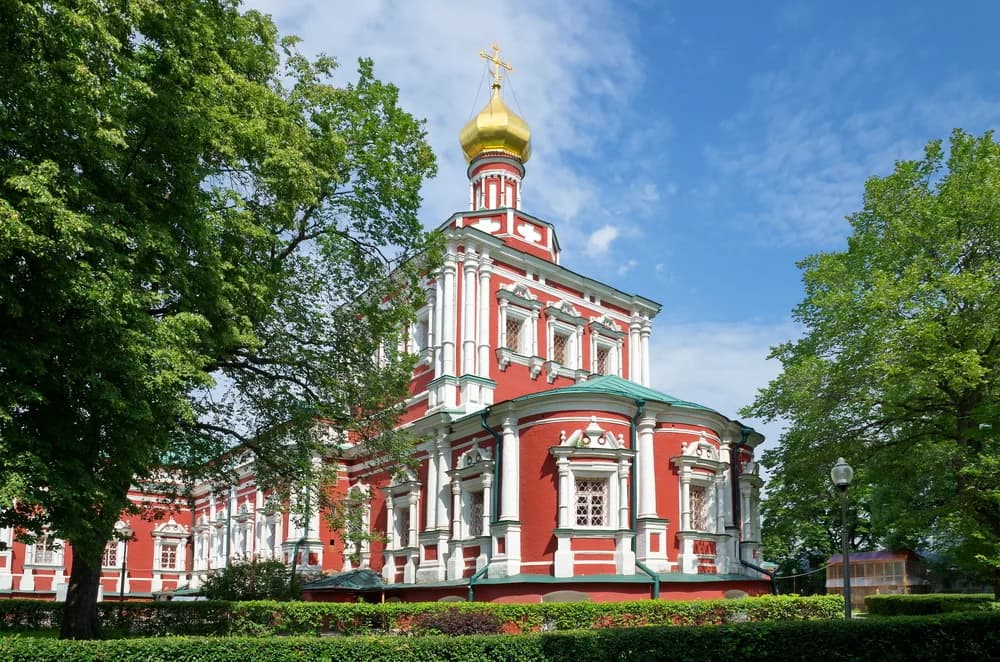 Прогулка по Новодевичьему монастырю с посещением музея