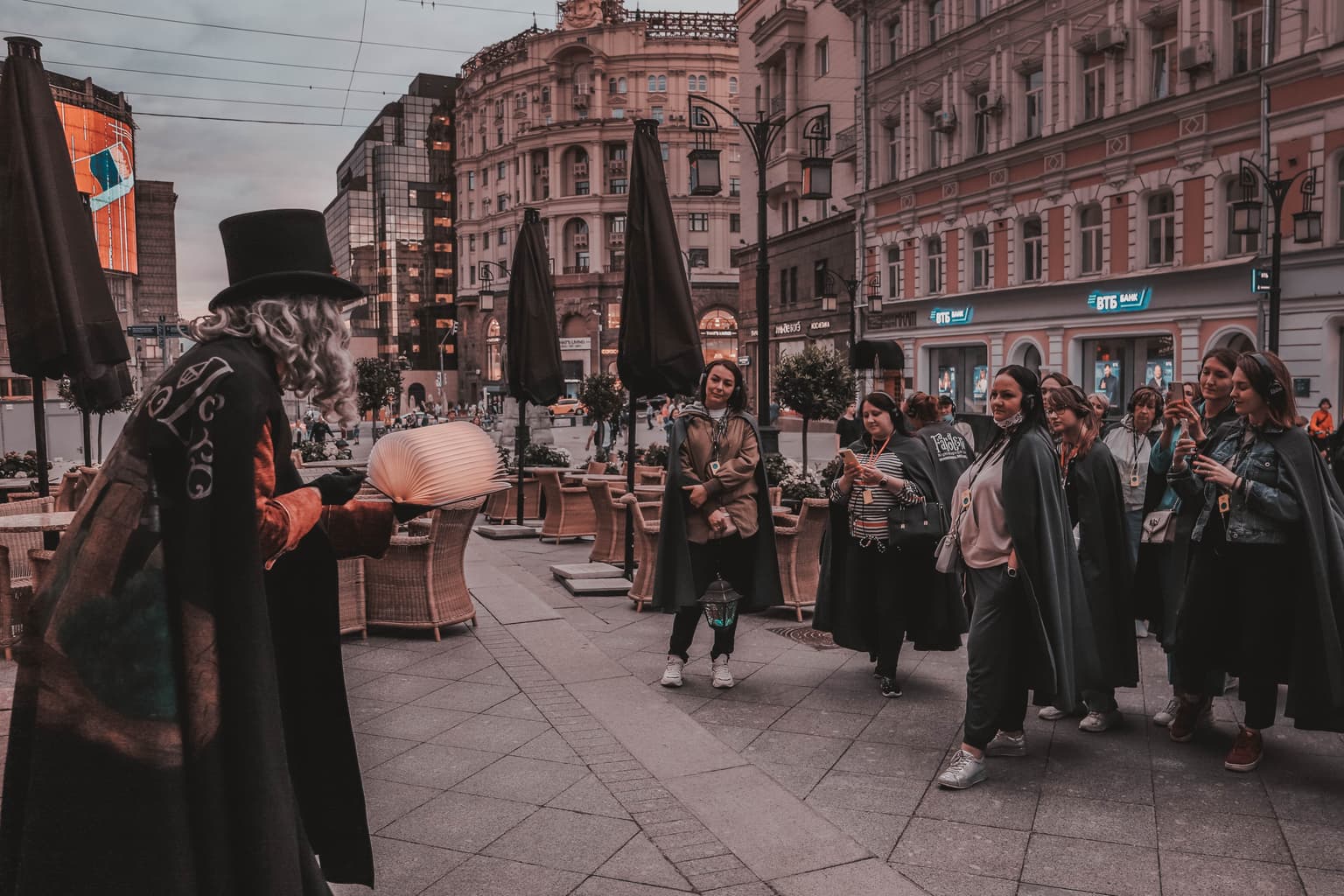 Истории «Театральной» Москвы с Фонарщиком Фаролеро, кадр 4