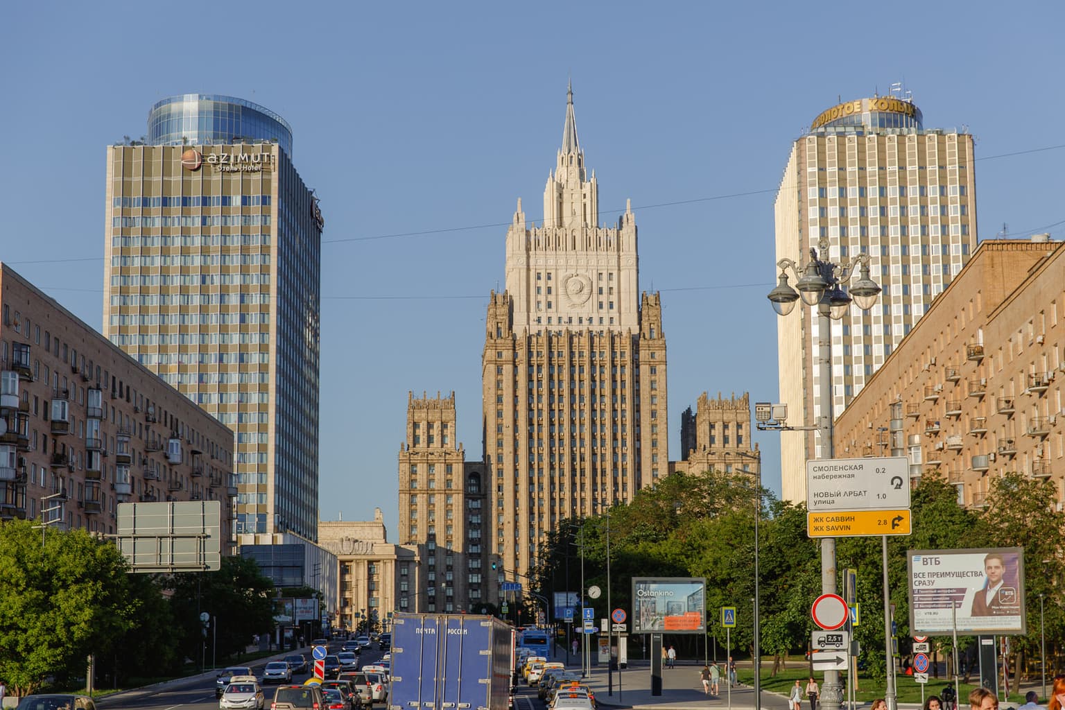 Автобусная прогулка по семи сталинским высоткам Москвы, кадр 3