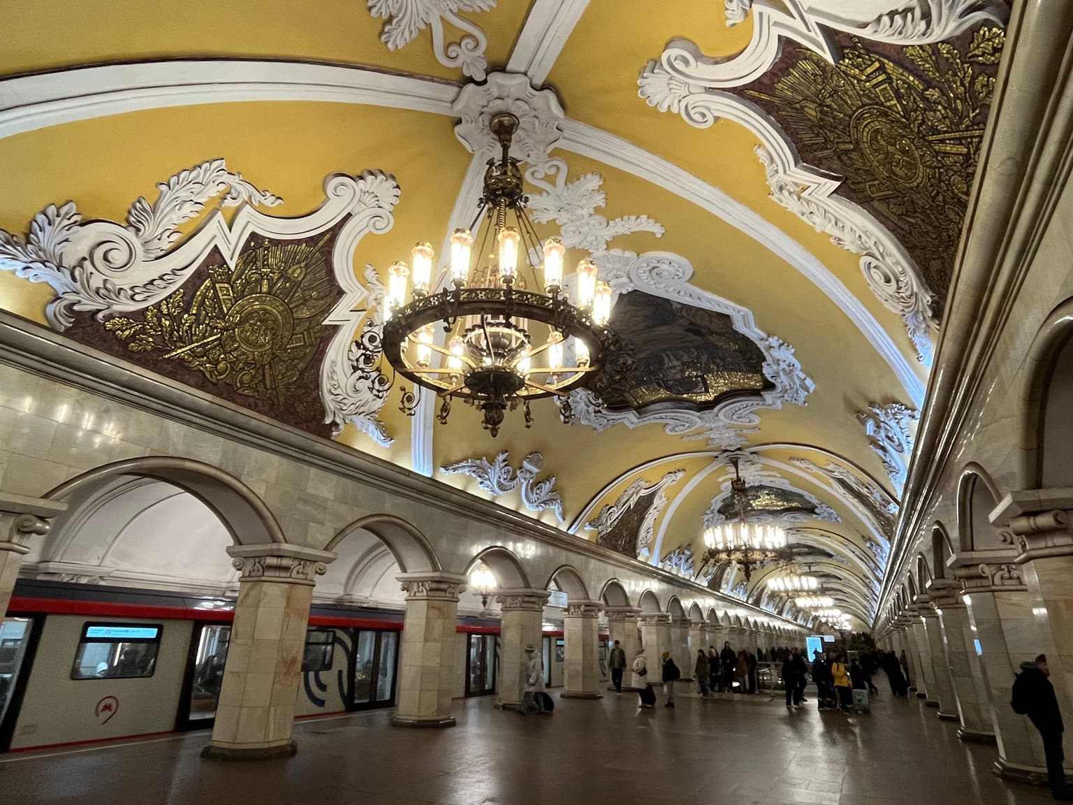 Образы Святой Руси в московском метро: авторский квест, кадр 2