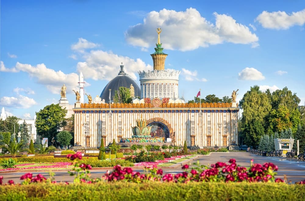 Экскурсия по ВДНХ с историком, кадр 3