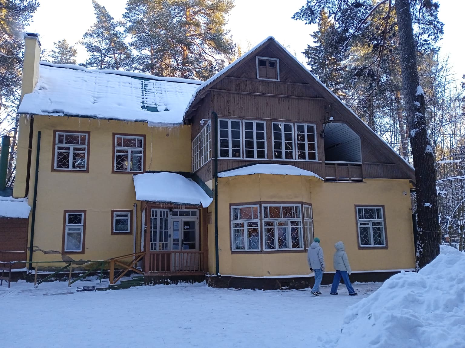 Литературные уголки весеннего Переделкина, кадр 3