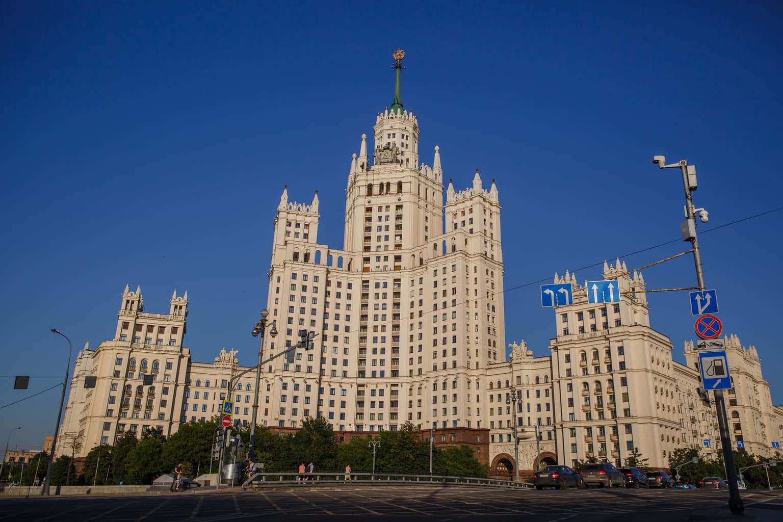 Автобусная прогулка по семи сталинским высоткам Москвы, кадр 4