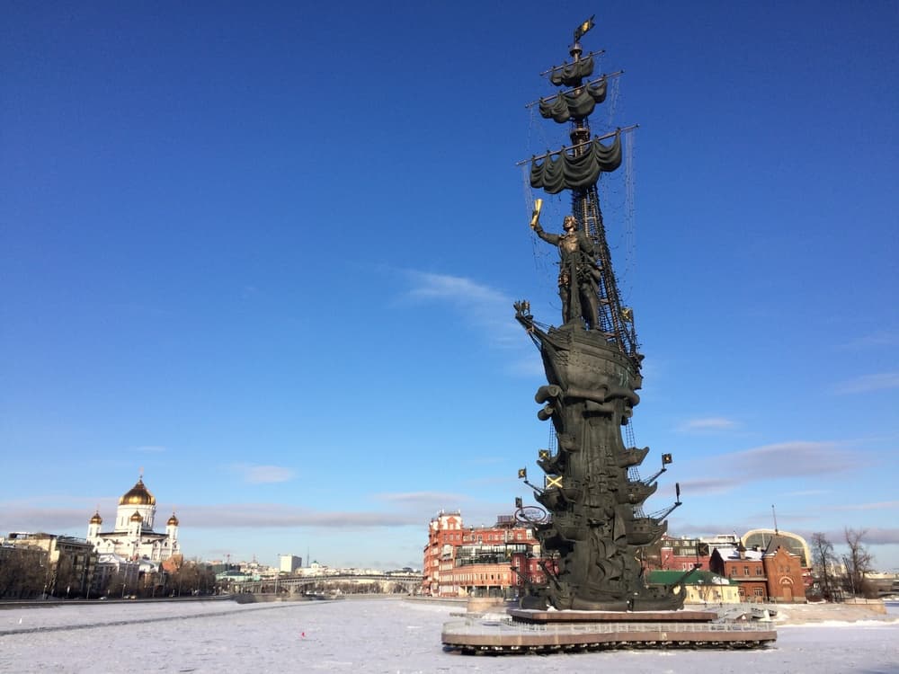 Памятник Петру I на фоне центра Москвы