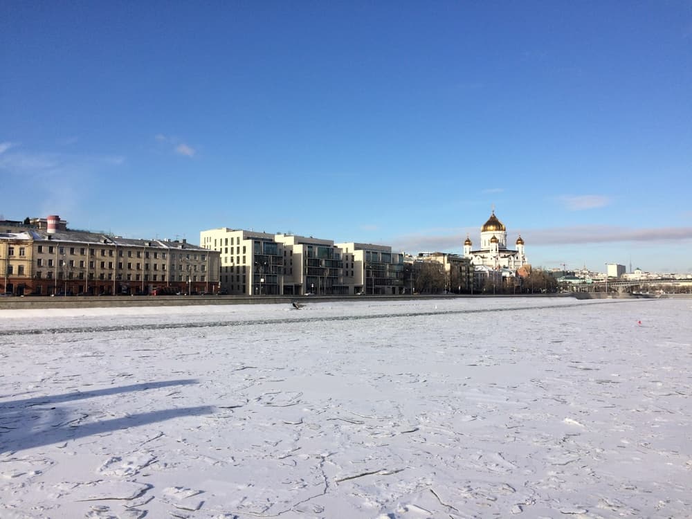 Набережная Москвы-реки рядом с памятником Петру I